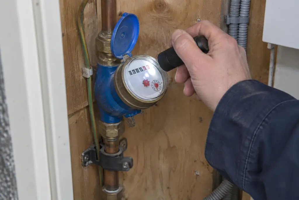 Lekdetectie Ameide – watermeter in de meterkast controleren met een zaklamp